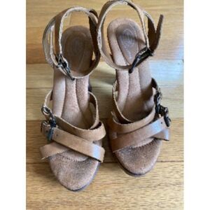 Clarks Tan Brown Suede Strappy Sandals With Memory Fit Cushion Size 8M